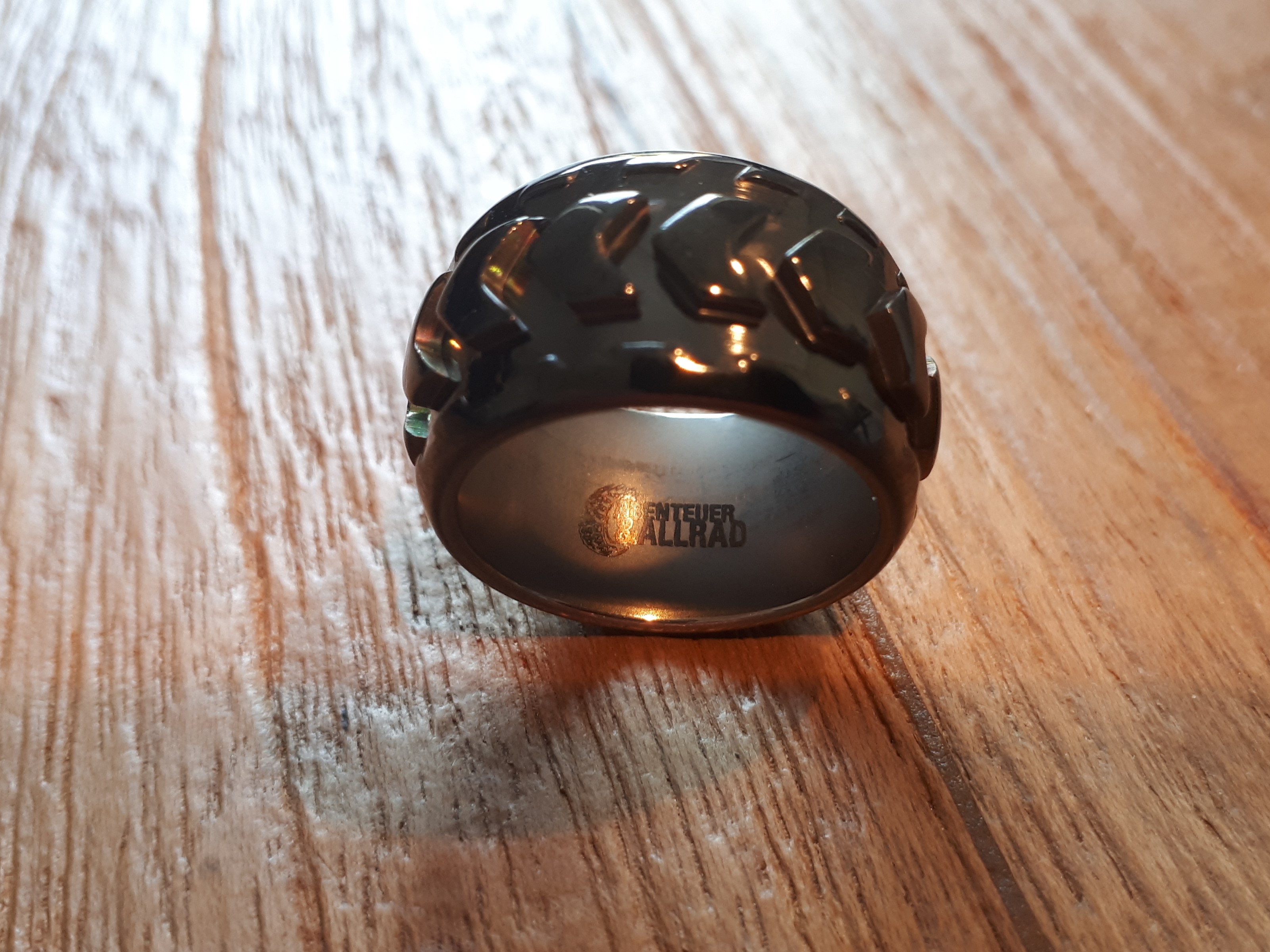 Titan-Ring im Design eines Offroadreifen geschwärzt